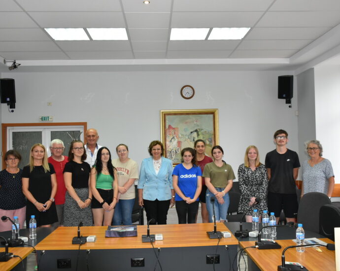 stajanti laval 2906221 2 Стажанти от град Лавал, Франция се срещнаха с кмета на Община Ловеч Корнелия Маринова и зам.-кмета Венцислав Христов