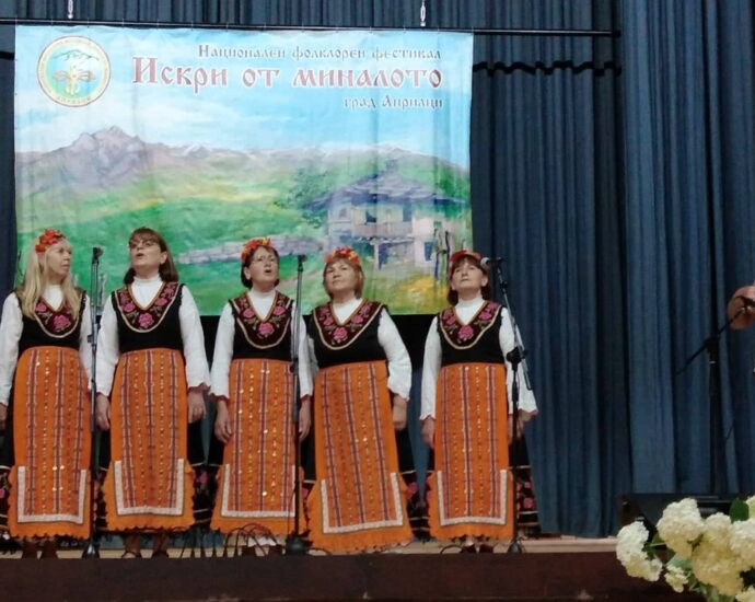 doirenci pevci 2507221 Певческата група "Богдан Крачунов" от Дойренци спечели второ място и сребърен медал на Фолклорния фестивал "Искри от миналото"
