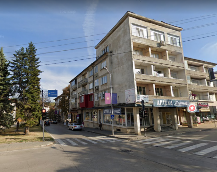 katastrofa 2107221 В Ловеч 35-годишна жена е блъснала стълб и паркиран лек автомобил