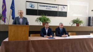 ou konferencia 107221 4 Областният управител на 6-ата научна конференция в Техническия колеж: Поздравления, че срещате науката и бизнеса!