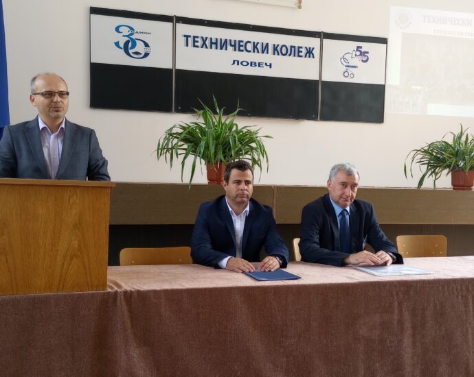 ou konferencia 107221 4 Областният управител на 6-ата научна конференция в Техническия колеж: Поздравления, че срещате науката и бизнеса!
