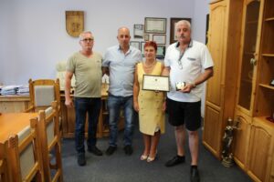 teteven 1907221 Д-р Мадлена Бояджиева връчи грамота и плакет на НД „Традиция“ – клон Тетевен по случай 20-годишния юбилей