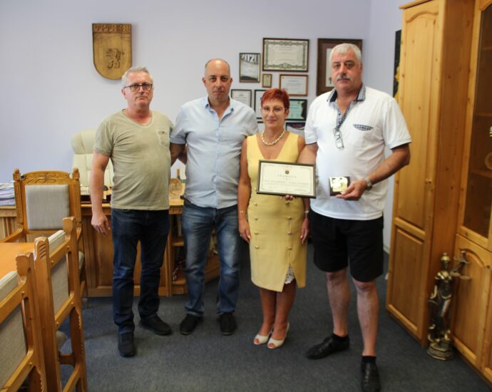 teteven 1907221 Д-р Мадлена Бояджиева връчи грамота и плакет на НД „Традиция“ – клон Тетевен по случай 20-годишния юбилей