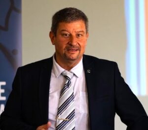 Julian podkrepa 14082211 Синдикат „Образование“ към КТ „Подкрепа“ е обезпокоен от огромното социалното напрежение по казуса със спряната от ВАС Наредба за провеждане на конкурси за заемане на длъжността „директор“ в държавните и общинските институции