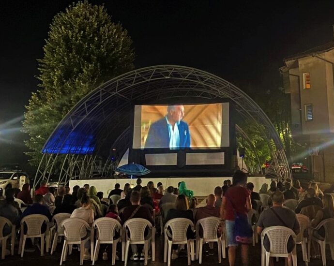 kino otkrito 2408221 1 При сериозен зрителски интерес премина снощи прожекцията на българския игрален филм „Голата истина за група Жигули“ на режисьора Виктор Божинов