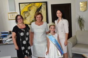 missplanet kmet 908221 2 Кметът на Община Ловеч Корнелия Маринова се срещна с Александра Пеевска - Little Miss Galaxy 2022