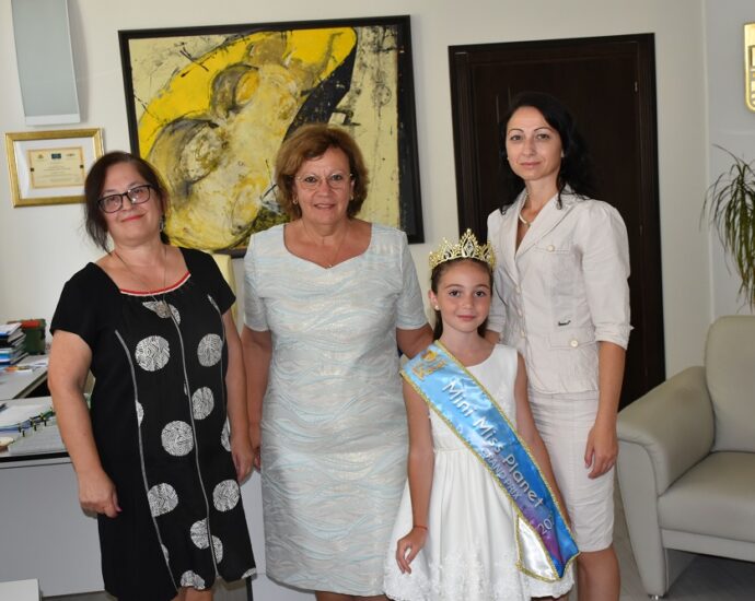 missplanet kmet 908221 2 Кметът на Община Ловеч Корнелия Маринова се срещна с Александра Пеевска - Little Miss Galaxy 2022