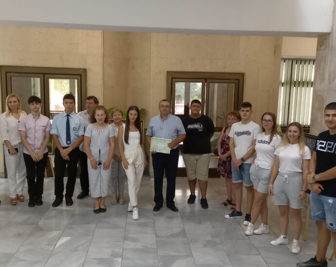 ou mladeji 1008221 Областният управител отличи осем ученици от Ловешко за Международния ден на младежта