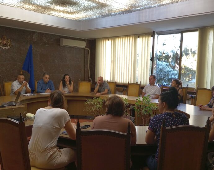 ou slujiteli 908221 Областният управител на среща със служителите: Основната ни задача е да организираме честен и легитимен изборен процес