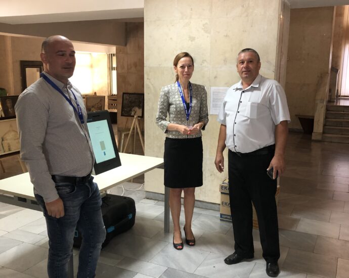 glasuvane lovech 1209221 2 През целия ден днес в сградата на областната администрация се провежда демонстрационно пробно гласуване с машина
