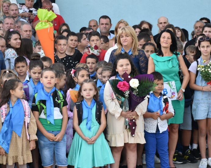 lovech uchebna godina 15092212 Тържествено беше открита учебната 2022/2023 година във всичките 15 училища на територията на Община Ловеч
