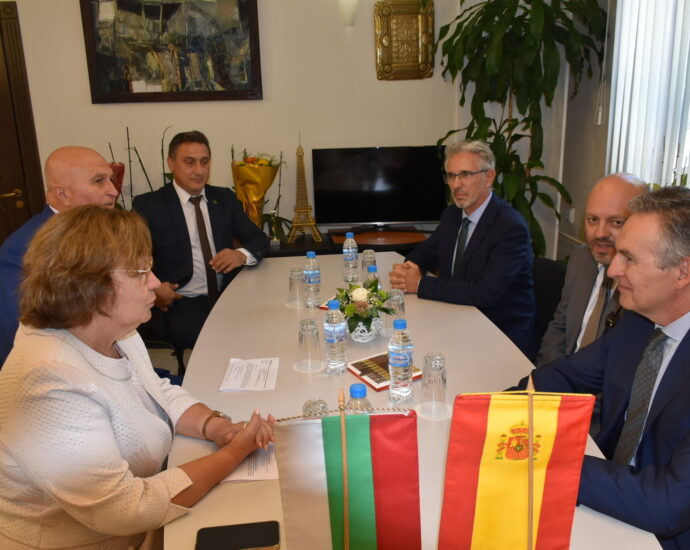 poslanik espana 1509221 4 Испанското посолство ще засили културното си присъствие в Ловеч