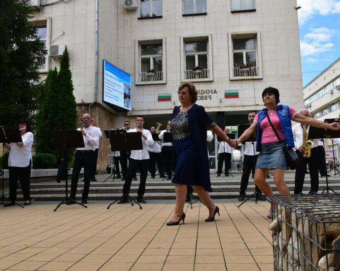 saedinie lovech 6092211 Ловеч отбеляза официалния празник 6 септември - Ден на Съединението, с народни хора и изпълнения на Общинския духов оркестър