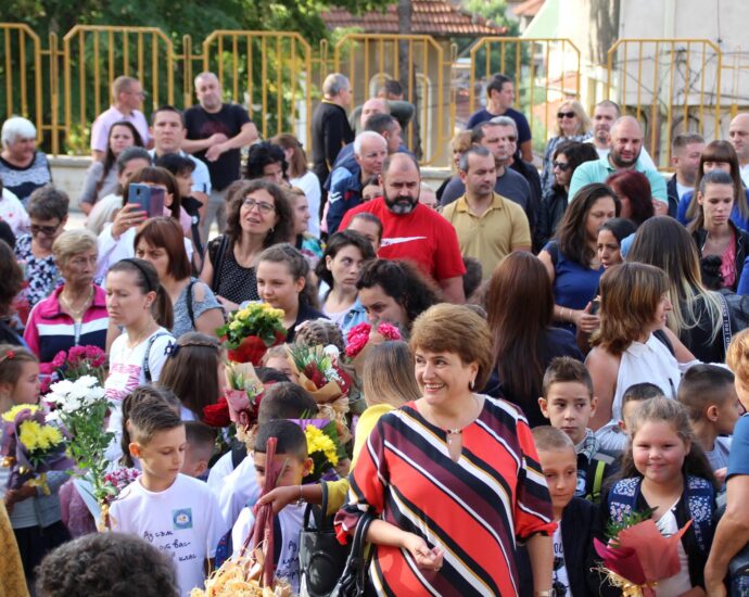 teteven parvi den 15092213 В община Тетевен тържествено бе даден старта на новата учебна година