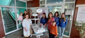 darenie bebeta 2410221 12 Писателката Десислава Николова дари на Неонатологичното отделение