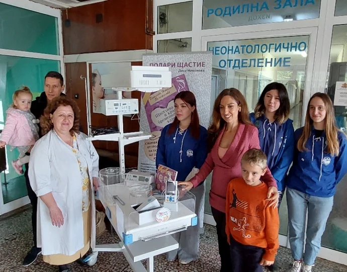 darenie bebeta 2410221 12 Писателката Десислава Николова дари на Неонатологичното отделение