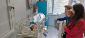 darenie bebeta 2410221 15 Писателката Десислава Николова дари на Неонатологичното отделение