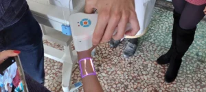 darenie bebeta 2410221 9 Писателката Десислава Николова дари на Неонатологичното отделение