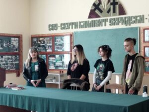 gimnazia 2710221 2 Участници в литературния клуб „Орфей“ при троянското читалище „Наука“ представиха новия си алманах „Гласът на душата“ в Средно училище „Св.Климент Охридски“ в Ловеч
