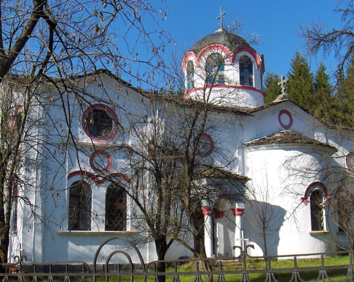hram aprilci 1710221 Неизвестни са отнели кутия с дарения в храм «Св. Георги Победоносец» в гр. Априлци