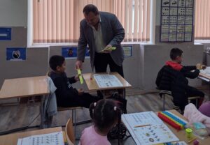 lenti deca 3009221 Малките ученици в Ловеч получиха светлоотразителни ленти за ръка по инициативата „Дни на безопасност на пътя“
