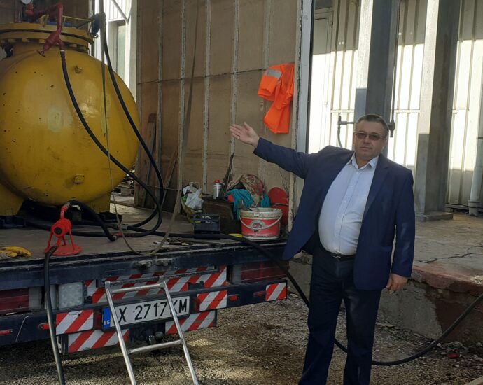 ou melta 610221 2 Тази сутрин започна източването на амоняка от хладилната инсталация на „Мелта-90“.