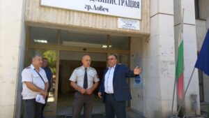 ou uchenie 3009221 3 Учебна тренировка по плана за евакуация се проведе в сградата на областната администрация в Ловеч