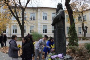 gimnaziata 2711221 2 С множество инициативи Гимназията в Ловеч посрещна патронния си празник – Деня на  свети Климент Охридски