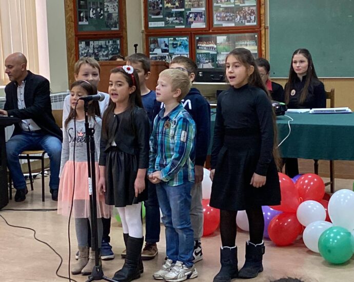 gimnaziata 2711221 4 С множество инициативи Гимназията в Ловеч посрещна патронния си празник – Деня на  свети Климент Охридски