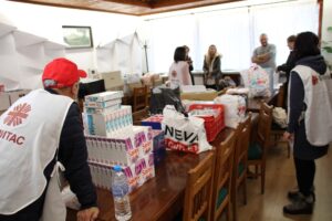 karitas hrani 2511221 7 Русенската католическа организация „Каритас“ дари близо 2 тона продукти на украинските граждани в Рибарица