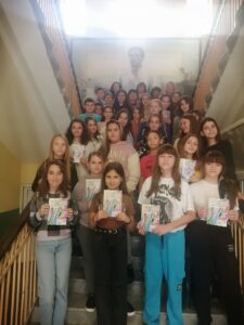 kniga uchenici 911221 1 Добрата новина: Излезе от печат детската книжка „Шарени истории“ на ученици от ОУ „Васил Левски“