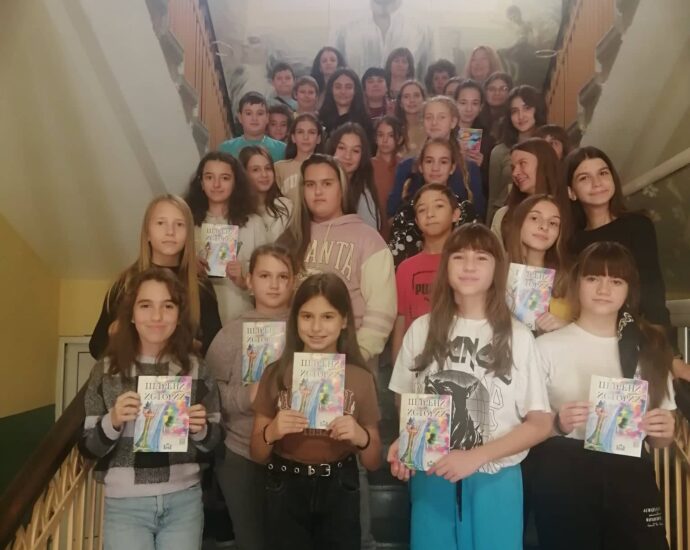 kniga uchenici 911221 1 Добрата новина: Излезе от печат детската книжка „Шарени истории“ на ученици от ОУ „Васил Левски“
