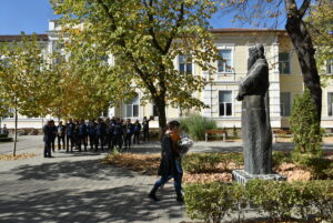 lovech buditeli 1112216 Деня на народните будители в Ловеч беше отбелязан с музика и поднасяне на цветя пред паметници на известни духовни водачи
