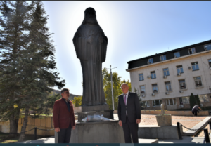 lovech buditeli 1112219 Деня на народните будители в Ловеч беше отбелязан с музика и поднасяне на цветя пред паметници на известни духовни водачи