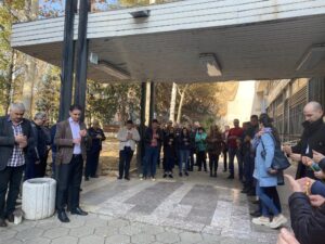 mvr poklon 911221 Служители на ловешката полиция отдадоха своята почит към загиналия на българската граница Петър Бъчваров от Гранично полицейско управление –Елхово
