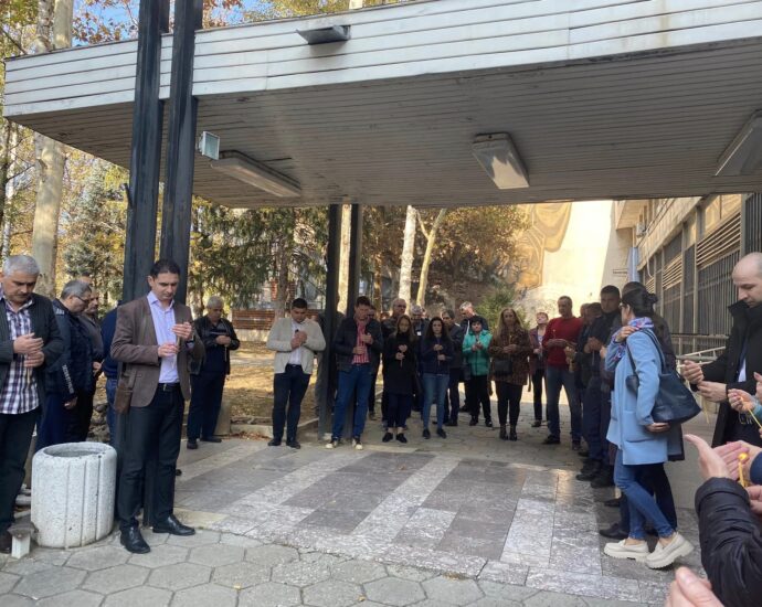 mvr poklon 911221 Служители на ловешката полиция отдадоха своята почит към загиналия на българската граница Петър Бъчваров от Гранично полицейско управление –Елхово