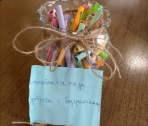 poslanie deca 1411221 1 Деца от Регионалния център подариха на областната администрация послания комплименти за добротата