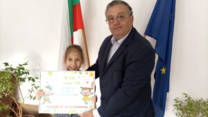 poslanie deca 1411221 2 Деца от Регионалния център подариха на областната администрация послания комплименти за добротата