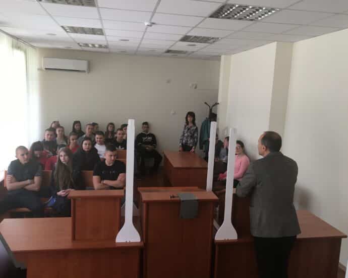 sad otvoreni vrati 511221 2 Деца, изучаващи „Право“ в училище, посетиха Окръжен съд – Ловеч в Деня на отворени врати