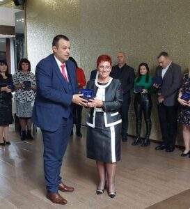 teteven globus 2811221 2 Кметът на Тетевен получи кристален приз във връзка с Европейския етикет за иновации и добро управление на местно ниво