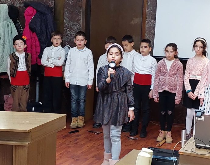 deca koncert 22122211 Деца от ЧНУ „Св. Седмочисленици“ – Ловеч, гостуваха на областната администрация