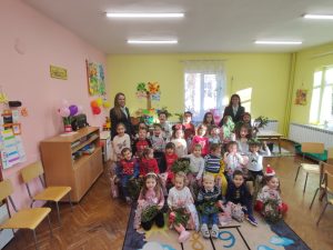 dls aprilci 22122213 Служители на Държавно ловно стопанство „Русалка“ – Априлци изработиха и подариха на децата от детска градина „Априлче" коледни венчета