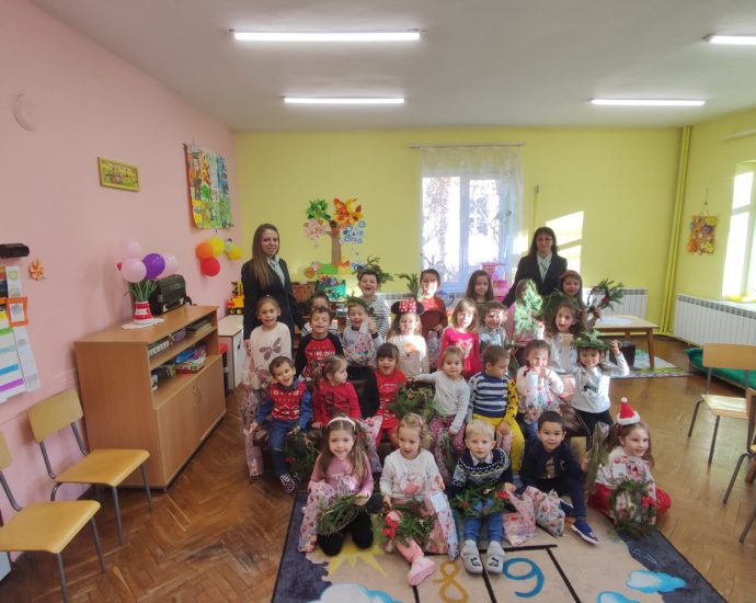 dls aprilci 22122213 Служители на Държавно ловно стопанство „Русалка“ – Априлци изработиха и подариха на децата от детска градина „Априлче" коледни венчета