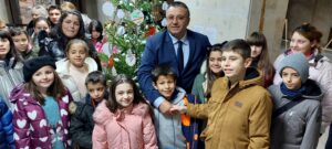 elha ou 512221 2 Днес грейна елхата в областната администрация. Традицията беше спазена, деца от Регионалният център украсиха коледното дръвче