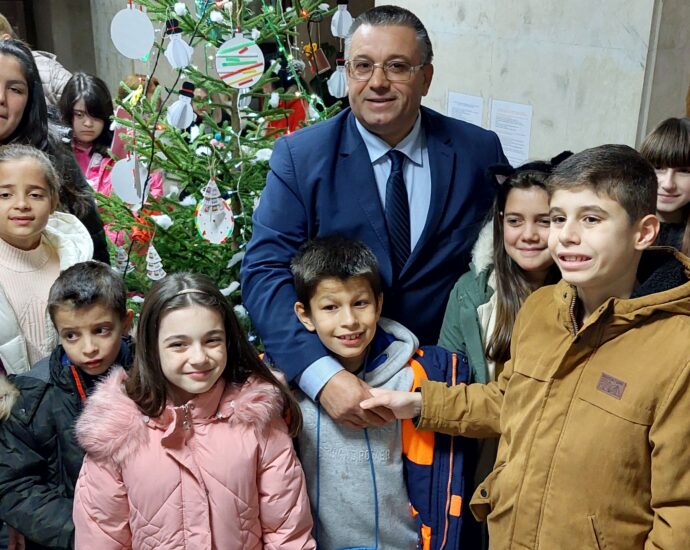 elha ou 512221 2 Днес грейна елхата в областната администрация. Традицията беше спазена, деца от Регионалният център украсиха коледното дръвче