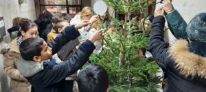 elha ou 512221 5 По традиция деца ще украсят коледната елха в Областна администрация Ловеч