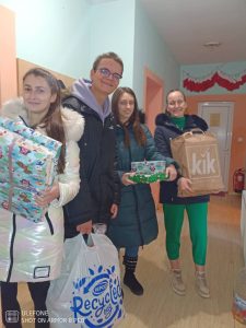ezikova 16122211 Ученици и преподаватели от Езиковата се в дарителската кампания в помощ на деца от домовете