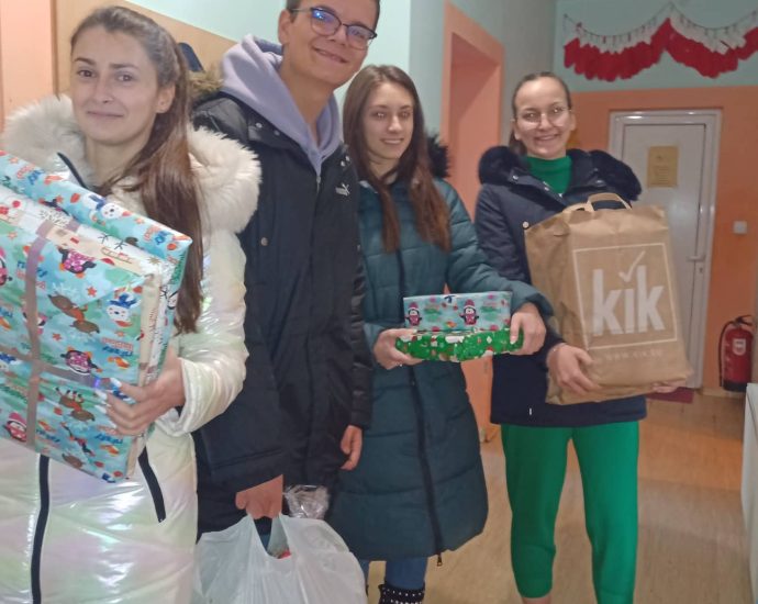 ezikova 16122211 Ученици и преподаватели от Езиковата се в дарителската кампания в помощ на деца от домовете