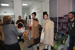 koledari 20122216 Коледари посетиха Община Ловеч и кмета Маринова