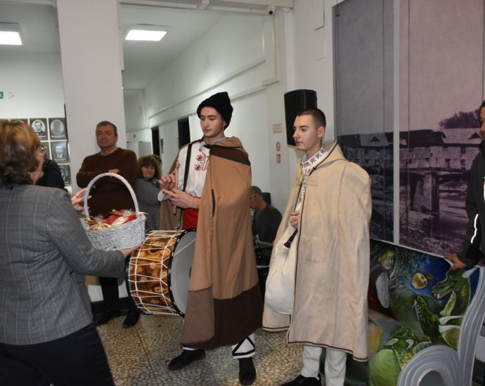 koledari 20122216 Коледари посетиха Община Ловеч и кмета Маринова